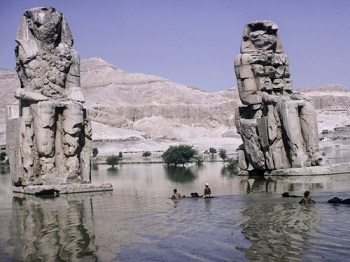 egyptian art depicted by Colossi of Memnon